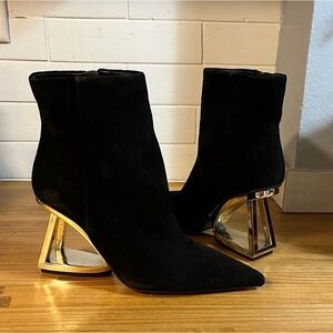 NWOB Gianni Bini Harrison Suede Architectural Wedge Black Booties Sz 6.5